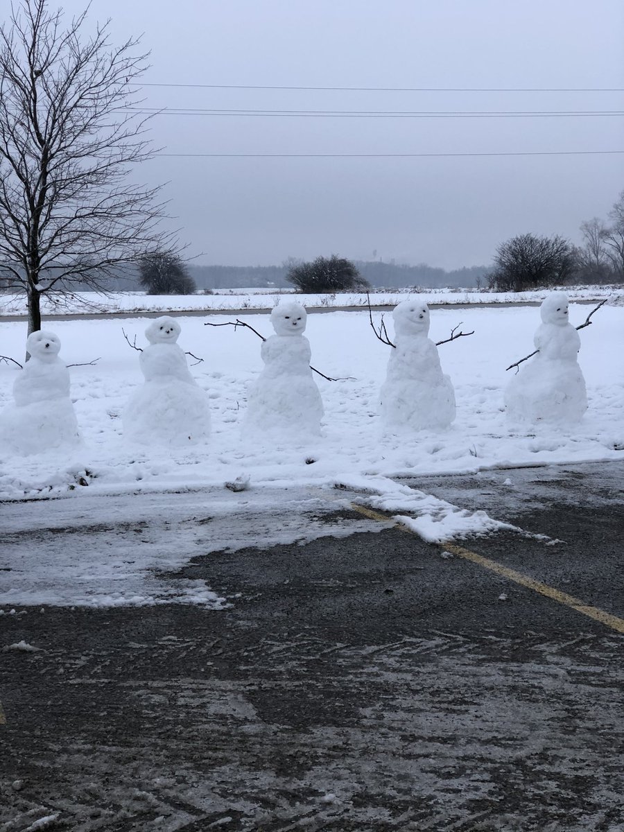 Sharing the good is contagious! A teacher <a href="/technolibre/">Shawn Crow</a> from @WestminsterCent and his family spent time together building snowmen for all the school to enjoy when they arrived at school. Happiness with family and joy at school! #sharethegood <a href="/TVDSB/">Thames Valley DSB</a> <a href="/SMHO_SMSO/">School Mental Health Ontario</a>