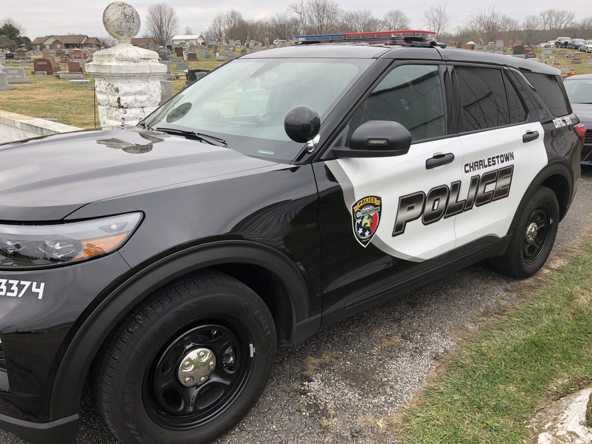 IndianaLawEnfo1's tweet photo. The community of Charlestown honored fallen officer Sgt. Te'Juan Johnson today. Thank you Sgt. Johnson for your service to Indiana! May your family and community find peace at this time. π
#ThinBlueLine #IndianaPolice #IndianaFallenOfficer #ThankYou #FallenHero https://t.co/4inAPOE3xG