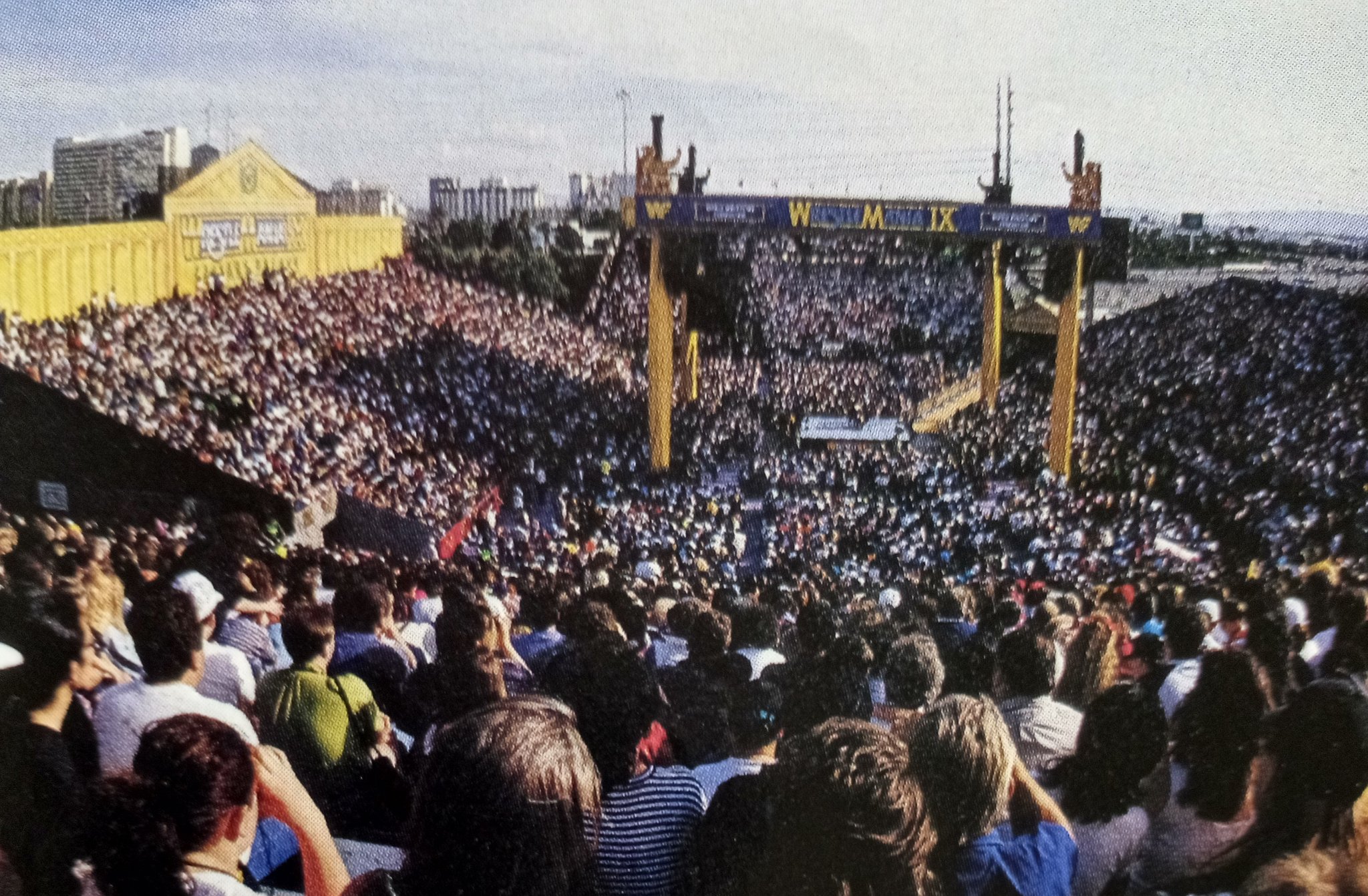 Rasslin' History 101 on X: "Some of the 16,891 on hand at Caesars Palace in  Las Vegas,Nevada for WrestleMania IX https://t.co/m4bKiKOxa1" / X
