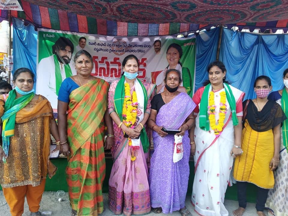 JSPVeeraMahila's tweet photo. 7 డిసెంబరు 2020, #JanaSenaRythuDeeksha

స్థలం:పిఠాపురం, తూర్పు గోదావరి జిల్లా.

శ్రీ @PawanKalyan గారి ఆదేశాల మేరకు నివర్ తుఫాన్ వల్ల నష్టపోయిన రైతులను ప్రభుత్వం సత్వరమే ఆదుకోవాలని @JanaSenaParty ఇంఛార్జి ఎం.శేషుకుమారి గారి ఆధ్వర్యంలో నిరసనదీక్ష చేపట్టిన వీర మహిళలు, జన సైనికులు. https://t.co/0VmRs3ENGq