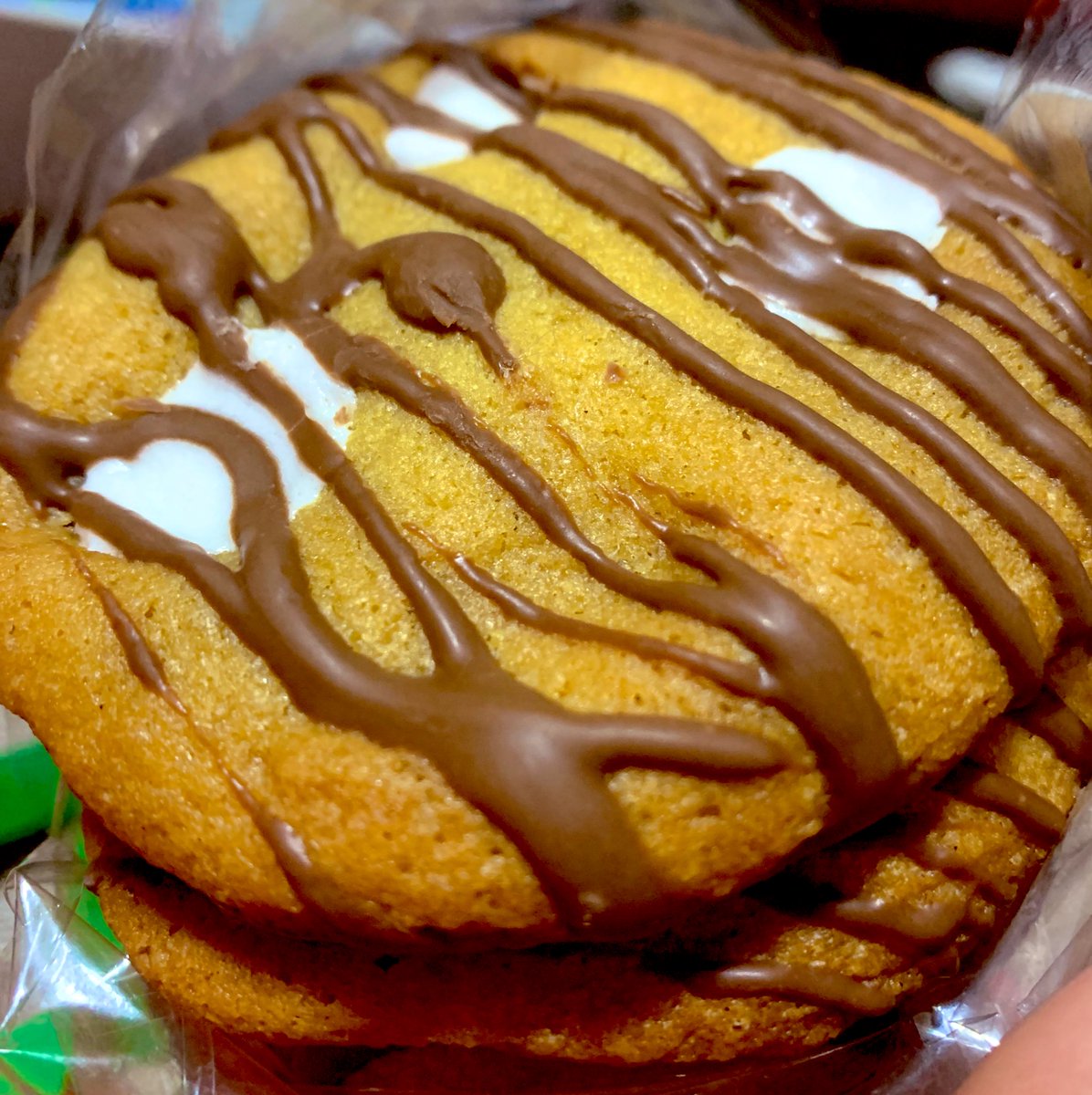 Lala_Cocinerita's tweet photo. S’mores Cookie. @prettymuch_ca New seasonal flavor, order today! We love to see it! Customizable. Regular or Infused available! ✨🍫🍪✨           🤤🤤🤤🤤🤤🤤🤤🤤🤤🤤🤤🤤🤤
 #edibles
 #homemade
 #prettymucheverything 
 #cannabisculture 
 #cannachristmas https://t.co/ofucqoAihJ