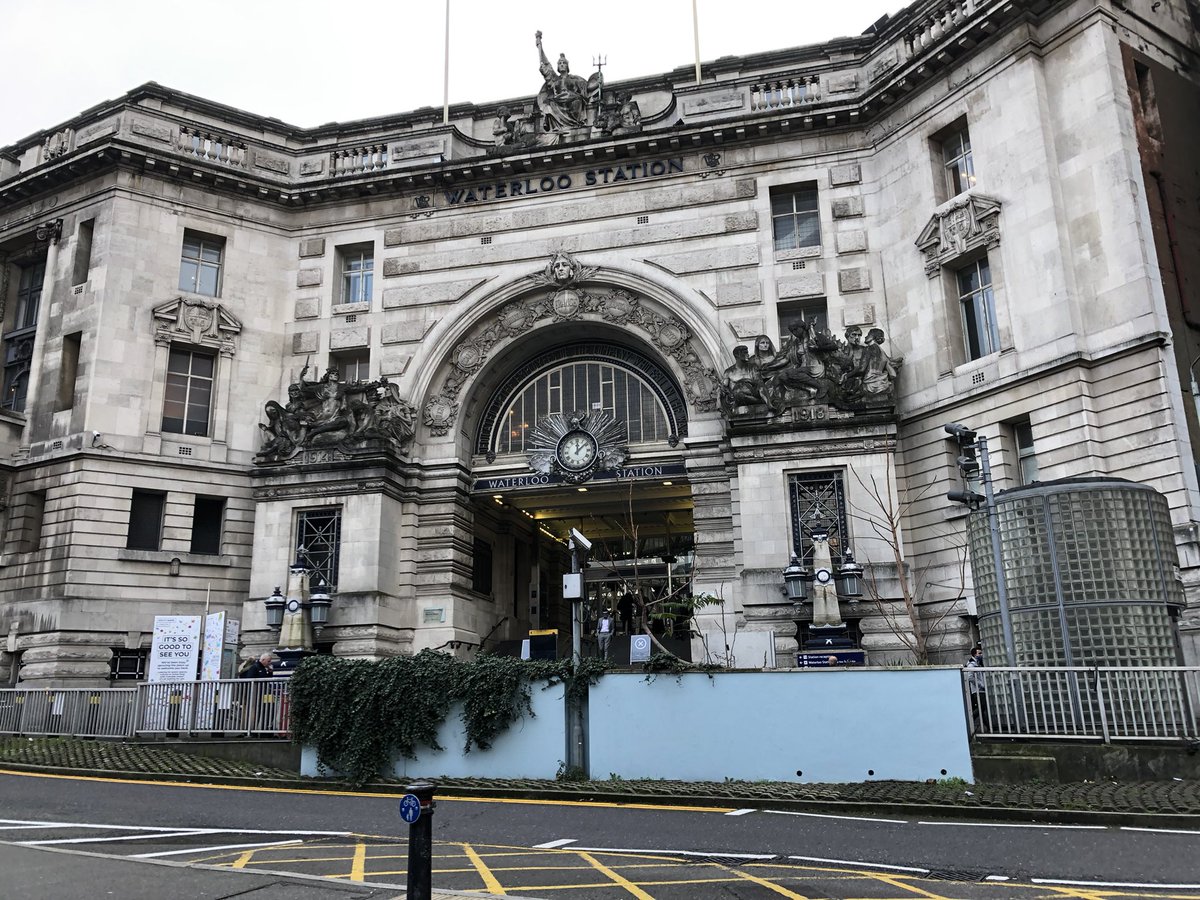 井上 007スカイフォールの聖地巡礼 ウォータールー駅とテンプル駅を合成しとる 映画のテンプル駅 円柱がない エスカレーターのシーンはウォータールーの地下鉄と一致 Waterlooは仏語読みで ワーテルロー の戦い が由来 トラファルガーの海戦と捩ったの 井上 007スカイフォールの聖地巡礼 ウォータールー駅とテンプル駅を合成しとる 映画のテンプル駅 円柱がない エスカレーターのシーンはウォータールーの地下鉄と一致 Waterlooは仏語読みで ワーテルロー の戦い が由来 トラファルガーの海戦と捩ったの