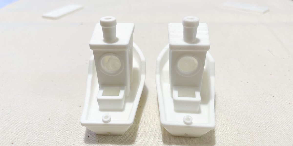 nekobeya_n_m's tweet image. MODERA-PLA ベースホワイトのテストプリントです
左がMODERAで右が普通のPLA
黒と違って艶消し感は写真だとわかりづらいですが、ちゃんとマットで、積層感も目立ちにくくなっていますね
造形はやっぱりMODERAの方が綺麗
#MODERAPLA
#3Dプリンター 
#FLASHFORGE