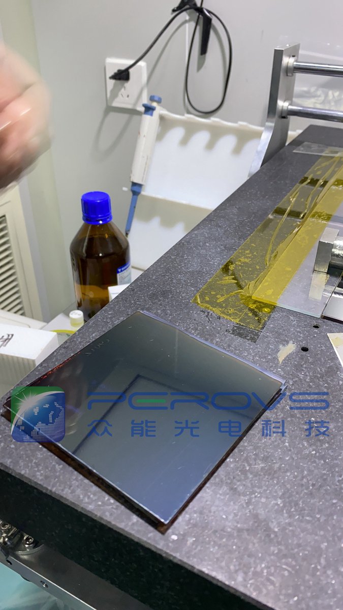 Upgraded to vacuum film formation, with a blade coater, the quality of the perovskite film is further improved: the film thickness is increased within a reasonable range, the film flatness becomes better, and the photoelectric conversion efficiency is increased by 10-20%.