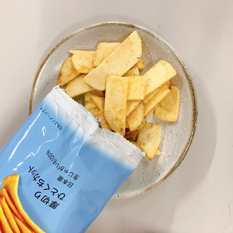 コイケヤ 公式 そして4連パック スリムバッグは 厚切りひとくちカット という じゃがいもの濃い旨みが味わえるよう 厚切りポテトを幅広な短冊状にカットしたものになっています つまみやすく食べやすいですよ Oo スリムバッグは下から コイケヤ 公式 そして4連パック スリムバッグは 厚切りひとくちカット という じゃがいもの濃い旨みが味わえるよう 厚切りポテトを幅広な短冊状にカットしたものになっています つまみやすく食べやすいですよ Oo スリムバッグは下から