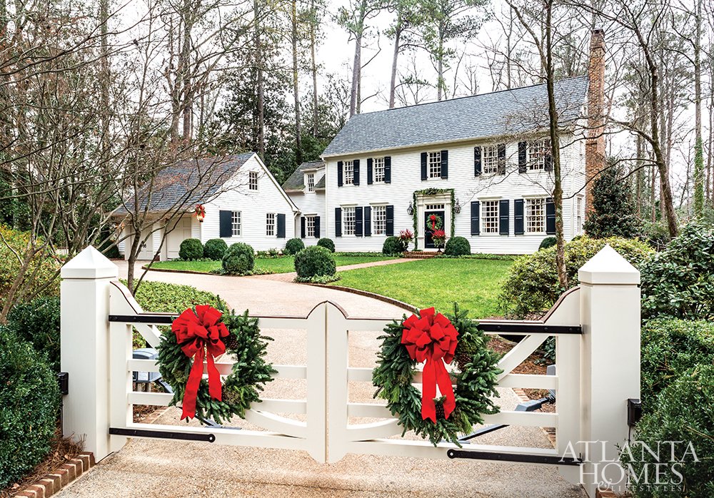 Santa Clause is comin’ to A-town! Today The Glam Pad is looking through the windowpanes of two #Atlanta homes decked in their Christmas finery and recently featured in @atlantahomesmag. Click to the blog for a festive boost of holiday inspiration! 🎄theglampad.com/2020/12/classi…
