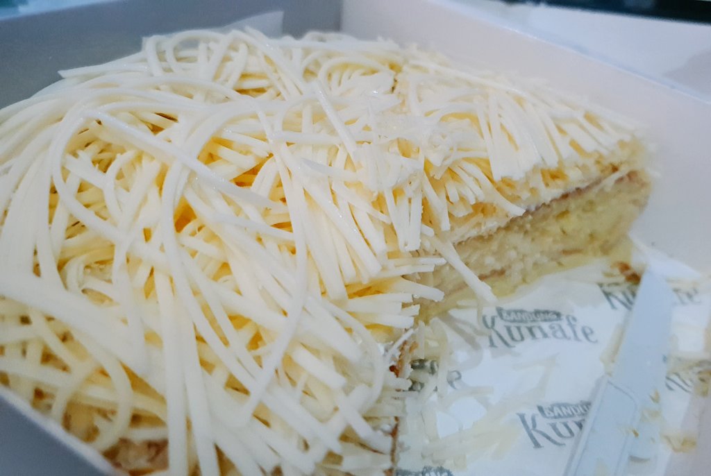 YumekanaeY's tweet photo. Kunafe Cheese dari Bandung 🇮🇩
Enak bangat 😋
#kunafe #kue #cake #cheese #cheesecake #sweetspo #チーズケーキ #スウィーツ https://t.co/crSm35Y2xy