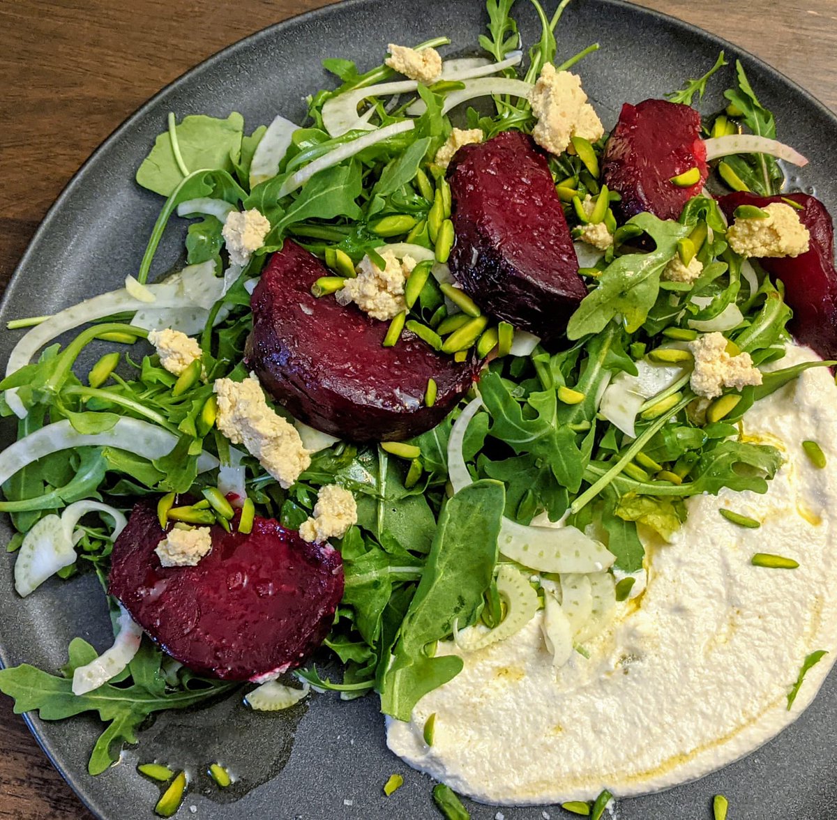 jujubeetcafe's tweet photo. This week's meal is a Roasted Beet Salad served over Arugula with a Creamy Cashew Creme Fraiche! For dessert, a Chocolate Tahini Muffin and a refreshing Lemon Water to quench your thirst. Enjoy! https://t.co/119cTc1iGX