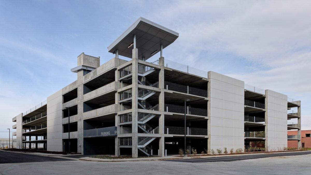 LaytonConstruct's tweet photo. Layton has more than 23M SF of industrial and warehouse projects under construction across the US. We’re currently providing @L3HarrisTech—one of our repeat clients—with almost 674K SF of manufacturing and office space with parking. #LaytonWay #PredictableOutcomes https://t.co/qsOr9zcxty