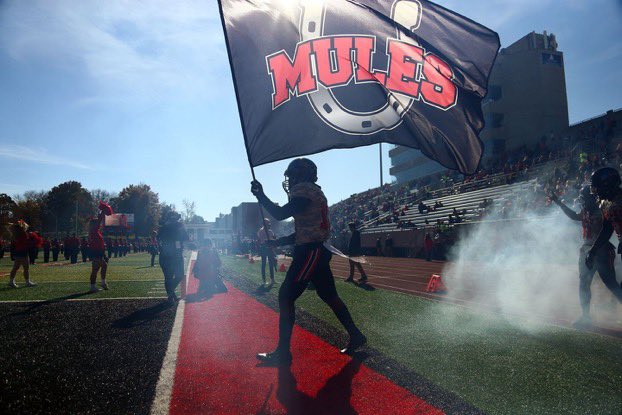 72Tait72's tweet photo. Had a great at home visit today. Thank you @CoachLueds from UCM for stopping by. #21MuleTeam https://t.co/nzELEa3plJ