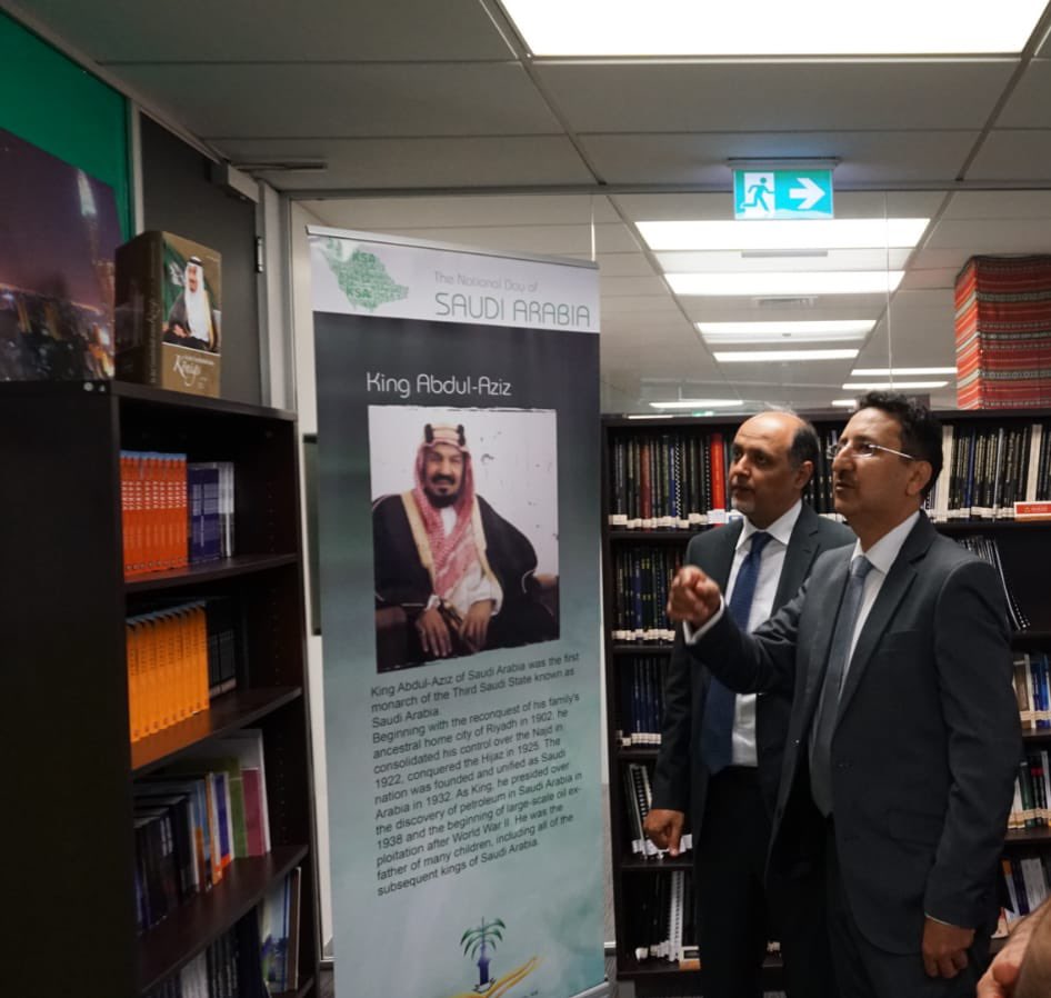 Sacm_NZ's tweet photo. بحضور سعادة القنصل العام بالإنابة الأستاذ/ عبدالرحمن آل مزهود، والقائم بأعمال الملحق الثقافي الدكتور/ محمد القحطاني، تم افتتاح المعرض الدائم للثقافة والتراث بالملحقية الثقافية السعودية في نيوزيلندا، وجرى خلاله الاحتفاء بيوم اللغة العربية. https://t.co/5eviJlQFVo