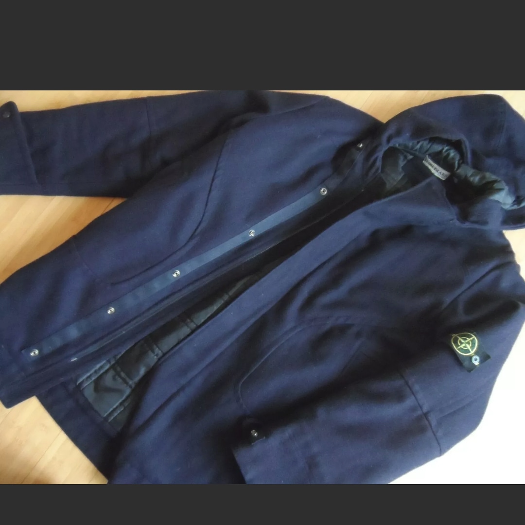 Rare vintage stone island parka , 50 per cent wool mix,  old school tailoring,  46 inch chest , 26 inch pit to pit , 35 inch drop . Provenance from Herefordshire   checked over by tailoring and dry cleaned,  updated patch to modern drop stich put vintage 1 in its pocket