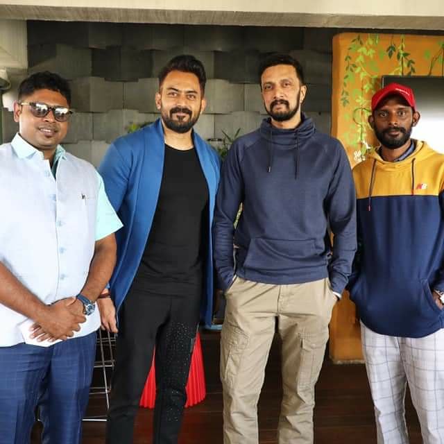 Cinimall's tweet photo. ನಟ ಜೆಕೆ, ವಿವೇಕ್ ಹಾಗೂ ನಟಿ ಅಧ್ವಿತಿ ಶೆಟ್ಟಿ ನಟಿಸುತ್ತಿರುವ #ಐರಾವನ ಚಿತ್ರತಂಡದ ಸದಸ್ಯರನ್ನು ಭೇಟಿ ನೀಡಿ ಚಿತ್ರಕ್ಕೆ ಅಭಿನಯ ಚಕ್ರವರ್ತಿ ಕಿಚ್ಚ ಸುದೀಪ್ ಅವರು ಬೆಂಬಲ ನೀಡಿದ್ದಾರೆ 😊 @KicchaSudeep
@j_k_aaaa @adhvithishetty @shrpatil76
#cinimall #iravana #jk #vivek #kicchasudeep #bestwishe #Team #advithi https://t.co/Moph4S6GWv