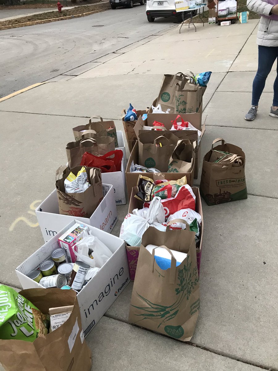 HolmesKinder's tweet photo. PICK UP &amp; GIVE BACK! Holmes Kindergarteners picked up new materials  today and gave back by donating food and necessities to the Oak Park Food Pantry and cards to a local nursing home! #oakpark97 #holmeshawks #weared97 https://t.co/JEggyAi9Eb