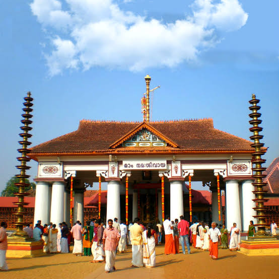 Today is the famous Vaikathashtami Vaikom Mahadeva temple Vaikkom, Kerala. #Thread The Vaikom Mahadeva temple is one of the oldest temples in Kerala. Vaikom’s Shiva is fondly called Vaikkathappan. The Shiva Linga here is believed to be from the ‘Treta yuga’.