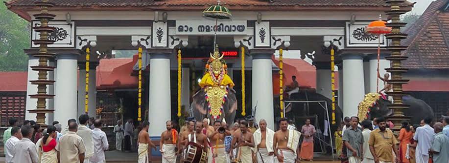 Ettumanoor in Kottayam district. A visit to these three temples before 'ucha puja', is very auspicious. Vaikathashtami is famous festival here.Vaikathashtami is celebrated on the day of Krishna Ashtami @OmTheReality  @Nidhi7007  @DivineElement