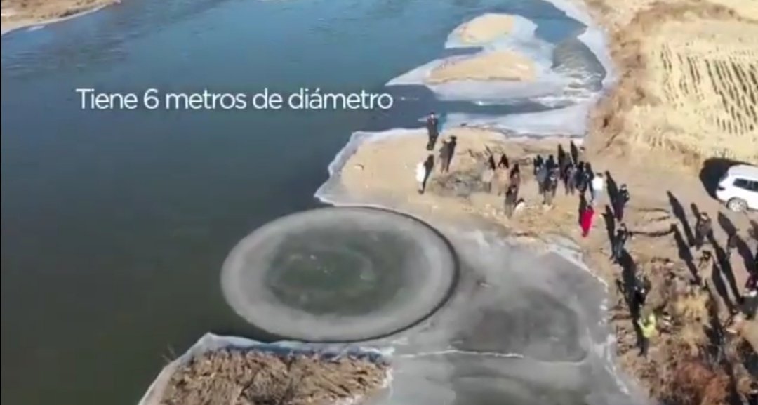 alvarez_armando's tweet photo. Un disco de hielo permanece girando sobre el río Genhe en el norte de China. Tiene 6 metros de diámetro y apareció la ciudad de #Genhe, mejor conocida como el polo del frío de #China Azteca Noticias. https://t.co/Sj277gIeQq