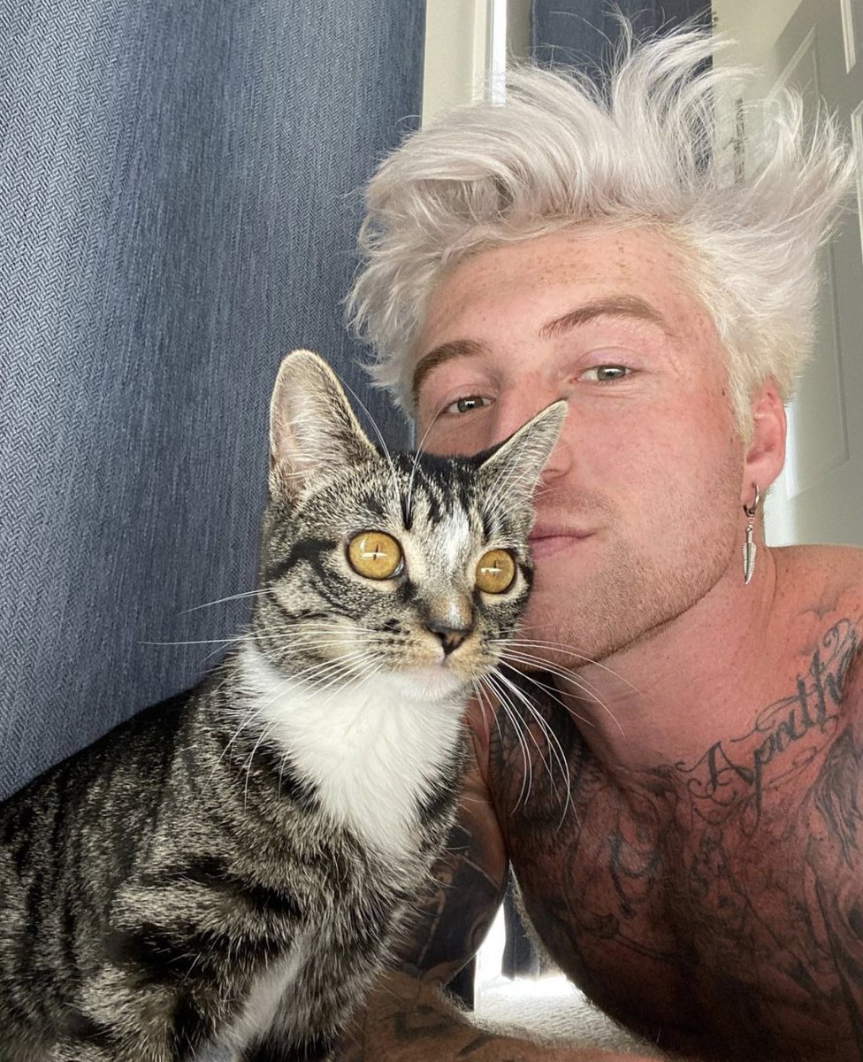 all the  @ImNotScottySire hairstyles- a thread -