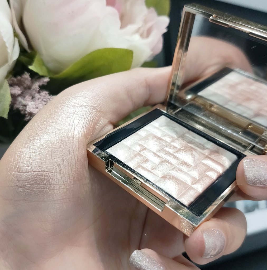 Anjoe09681265's tweet photo. ในที่สุดก็ต้องตำ ยอมรับแพ้แพ็คเกจจิ้งนาง @BobbiBrown_TH #NiNiCollection #HighlightingPowder สี #PinkGlow ขนาดพกพาราคาย่อมเยาว์ ไว้ทัชอัพเติมระหว่างวันผิวคือดูเฟรชสดชื่นมากขาดไม่ได้เลย 
#กิเลศระงับได้ด้วยการซื้อแม่มเลย https://t.co/sfx4gMl8H1