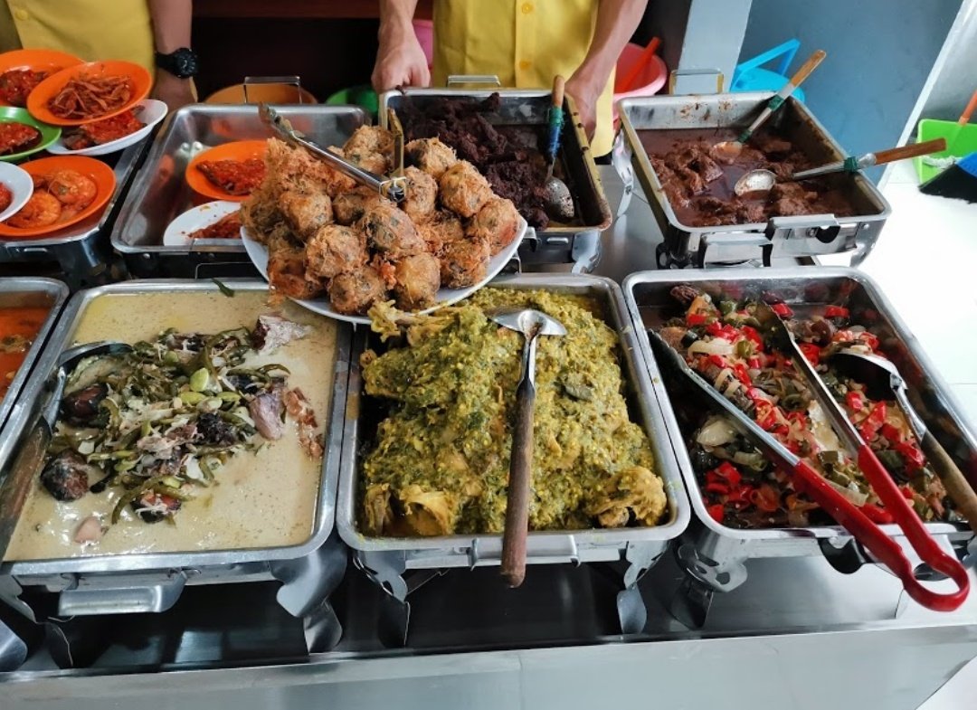 Yang pada nanya Bopet Mini kok kok ga disebuut? Iyaa sabar sayaaang~ banyak nih wkwkwk.RM BOPET MINI MALUF, BENHILApanya yang enak?? Semuanya!!! Hahaha.Gue kesini pastinya mencari salalauk yang super susah dicari sih, sama gulai rebunggg omagaahhhhh luv bgt.