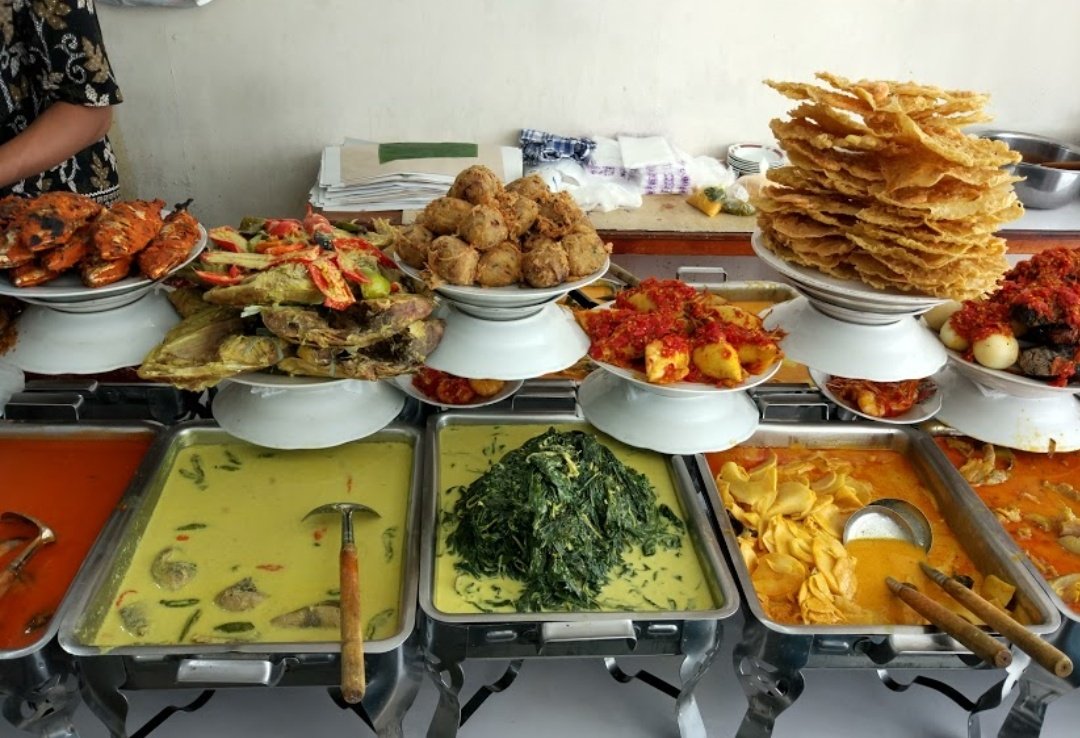 Yang pada nanya Bopet Mini kok kok ga disebuut? Iyaa sabar sayaaang~ banyak nih wkwkwk.RM BOPET MINI MALUF, BENHILApanya yang enak?? Semuanya!!! Hahaha.Gue kesini pastinya mencari salalauk yang super susah dicari sih, sama gulai rebunggg omagaahhhhh luv bgt.