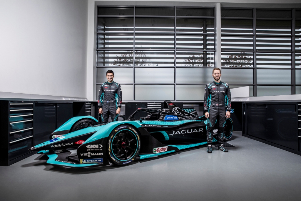 amsrus's tweet photo. AMSRUS: #Jaguar Racing представляет гоночный электрокар #Jaguar I-TYPE 5 для участия в Formula E
https://t.co/Nbk5FWLbbc #IType #ITYPE5 #ФормулаE https://t.co/H02N8Rf3QK