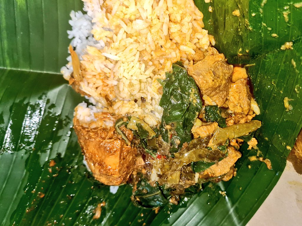 RM Sambalado Japang, PangpolOne day gue pulang naik MRT, turun di Blok A, trus laper.... Eh ada nasi padang ni, cobain ah~GATAUNYA ENAAAAK. Wkwkwkw. Beneran deh kuahnya mantep sih. Lumayan bgt kalo abis naik MRT bisa mampir siniTadi makan siang gue pesen disitu sih 