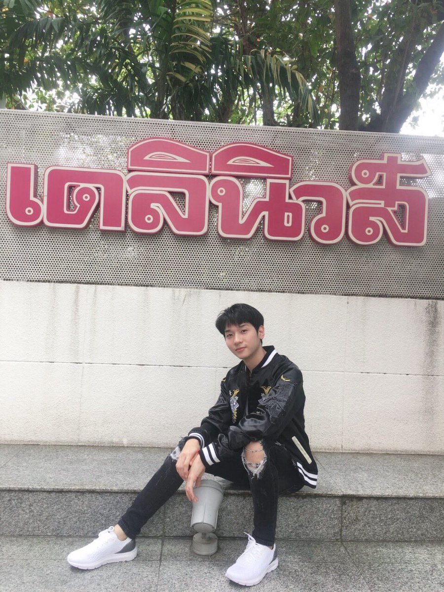 nat_jinatthata's tweet photo. เยี่ยมสื่อเดลินิวส์ วันนี้สนุกมาก😆
#เดลินิวส์ออนไลน์ #อันเดอร์อาร์เมอร์ #blankcrown #etacha #รักนะน้องชายรักนายครับผม #brothers_gte #นิยมยีนส์ https://t.co/QltvLzuCCO