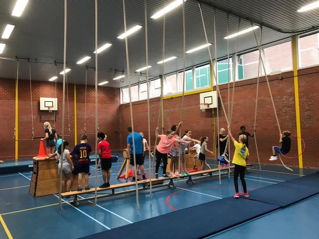 Werk jij als groepsleerkracht en geef je beweegonderwijs aan minimaal je eigen groep? Dan doen we graag een beroep op jou!

Voor onze nieuwe opleiding ALO-pabo zijn wij op zoek naar stageplaatsen. 

Zie voor alle informatie: bit.ly/36VCHkR