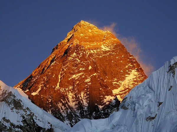 ANI's tweet photo. 8848.86 metres is the newly-measured height of Mount Everest, Nepal's Foreign Minister announces. https://t.co/Fnxh1liY98
