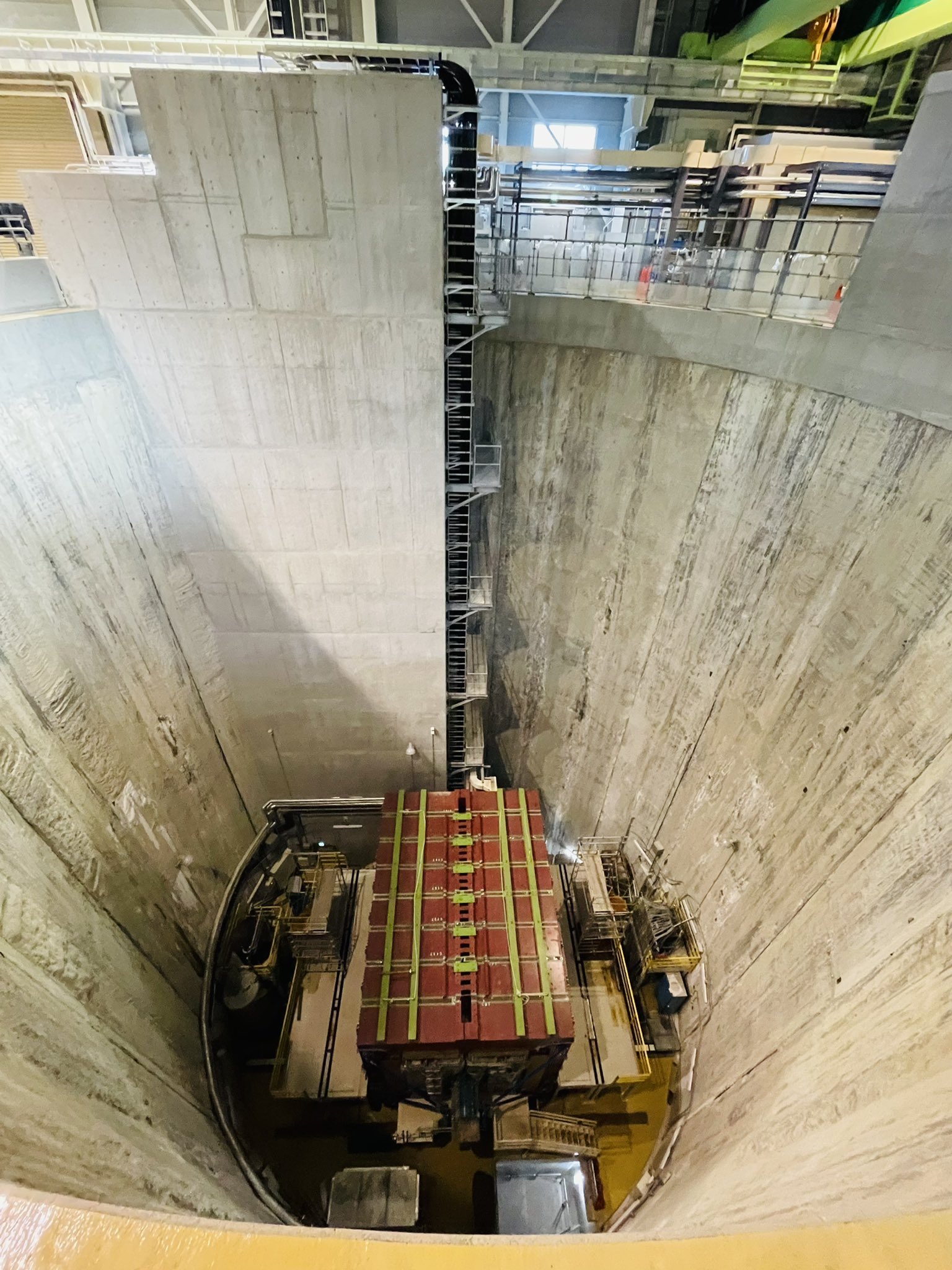 でじたろう ニトロプラス いばらき量子ビーム研究センターを見学 日本刀を中性子ビーム応用による検査技術を広報協力したご縁で 素粒子の実験施設を拝見 ニュートリノを作って約300キロ離れたスーパーカミオカンデで超高速で発射する施設や技術に感動しま