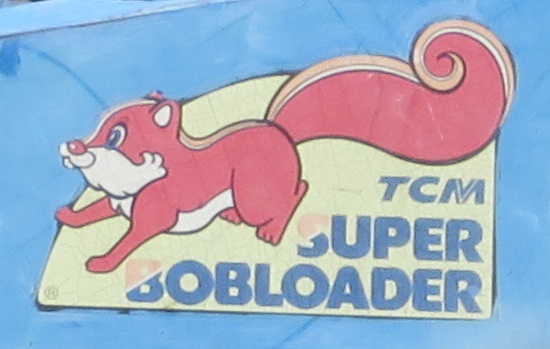 K 東洋運搬機スーパーボブローダーssl607 93年にボブキャットのライセンスが切れてtcmが独自開発するも愛称に頼ってる感がすごい リスのキャラクターはディズニーかラムネ菓子を参考にしたのかと思える既視感