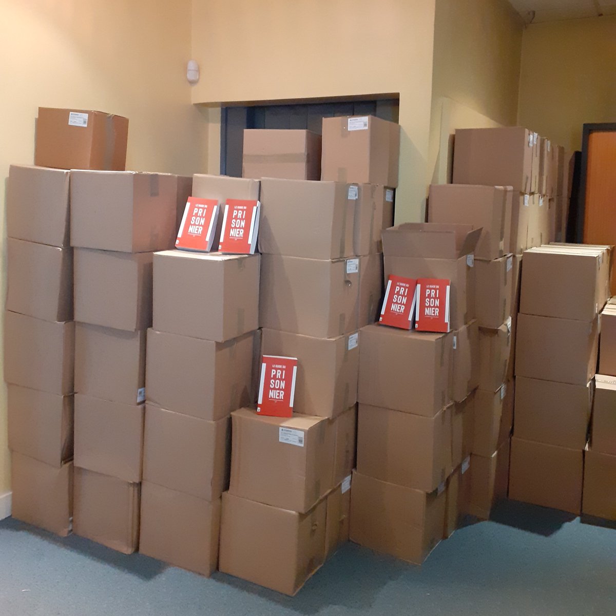 Le nouveau #GuideDuPrisonnier est arrivé hier à l'OIP ! 💪🏻💪🏽💪🏿
Dès aujourd'hui, nous allons commencer à l'envoyer gratuitement aux détenu·e·s qui l'ont demandé et à toutes les bibliothèques de #prisons. Mais pour ça, on a besoin de votre aide ! 🙏🏽
👉 oip.org/le-guide-du-pr…