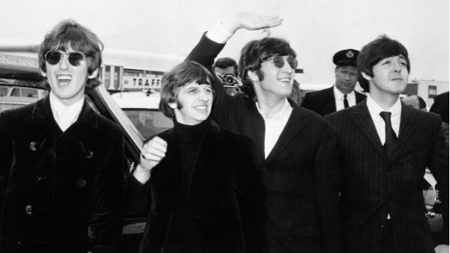 2/ Beatles’ lineup was  #JohnLennon, Paul McCartney,  #GeorgeHarrison and  #RingoStarr. The Fab Four were the first British singers to ever top the American Billboard charts and launched the British Invasion in 1964. From Love Me Do to The End in 1970, they were for peace and love.