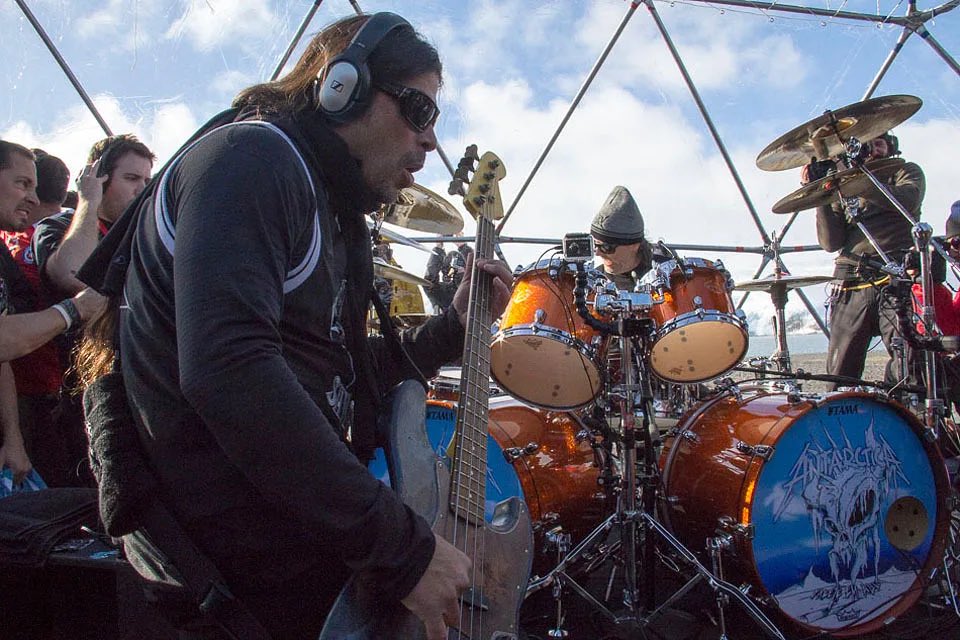 MetSince1981's tweet photo. 📅 08 de Diciembre 2013, fue un día muy especial para @Metallica, se presenta en el Continente Antártico y por este motivo que se convierte en la primera y única banda en tocar en los siete continentes en un mismo año.
#Metallica #FreezeEmAll #METALLICAMetalUpYourAss https://t.co/6MPQFOkZhH