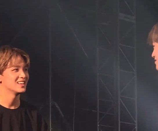 privehyck's tweet photo. haechan's reaction when chenle showed him his bear headband 🥺 https://t.co/mXyTZPVHmJ