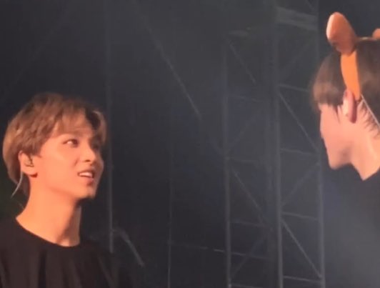 privehyck's tweet photo. haechan's reaction when chenle showed him his bear headband 🥺 https://t.co/mXyTZPVHmJ