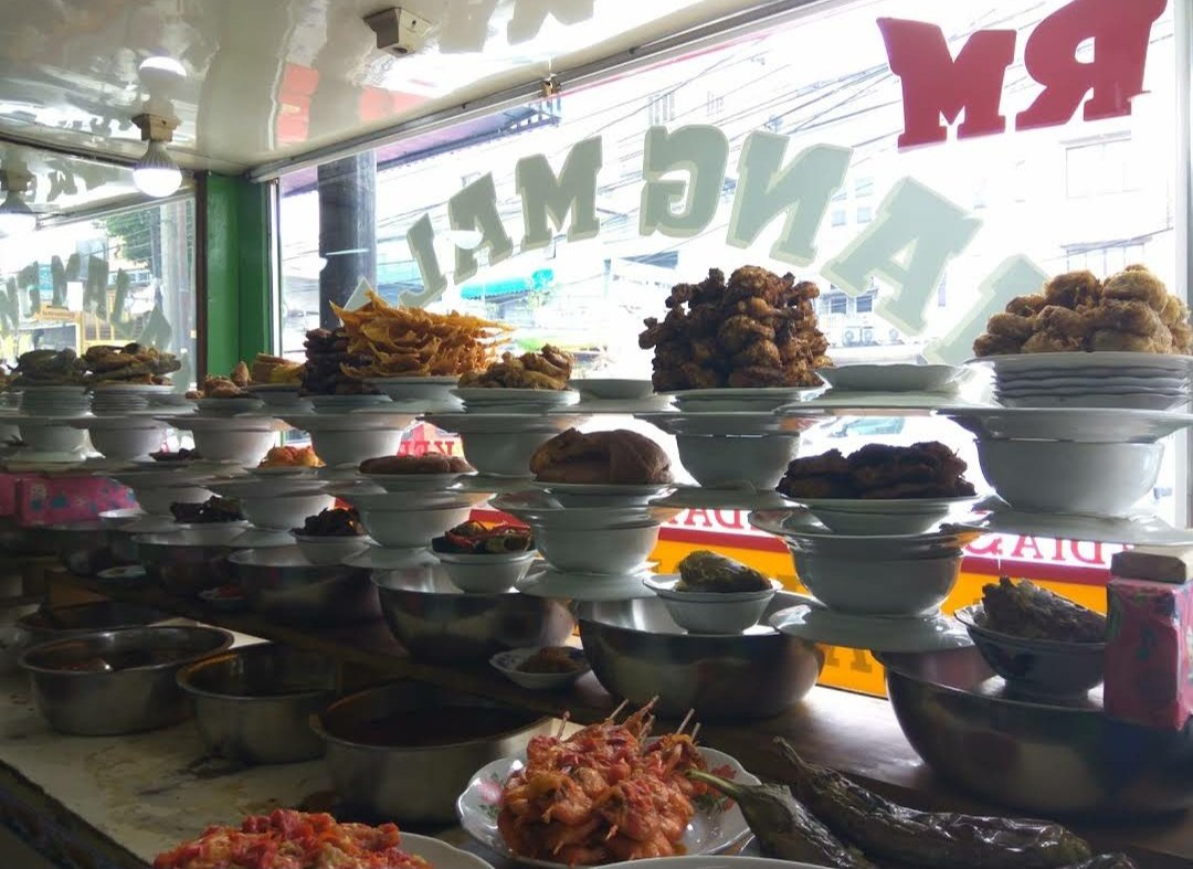 RM Siang Malam, Cipete Raya.This one's my first love lol. Dulu pas jaman kerja di Cipete, gue liat ini RM gue lgsg tertarik pengen coba, dan ternyata..... Gulainya makteuh bgt, yg jualan orang padang asli.Dendeng, cincang, ayam baladonya enak. Sayangnya ini gaada di gofood.