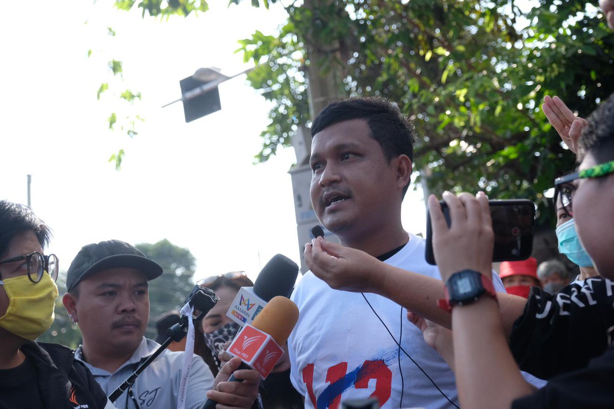 ThaiEnquirer's tweet image. Rung @PanusayaS and Penguin @paritchi are now facing their third and fourth lèse majesté charges, respectively. They, along with Mike @mike_rayong and Shinawatra, have also been charged with multiple sedition charges since the pro-democracy movement began in June. 

#ม็อบ8ธันวา