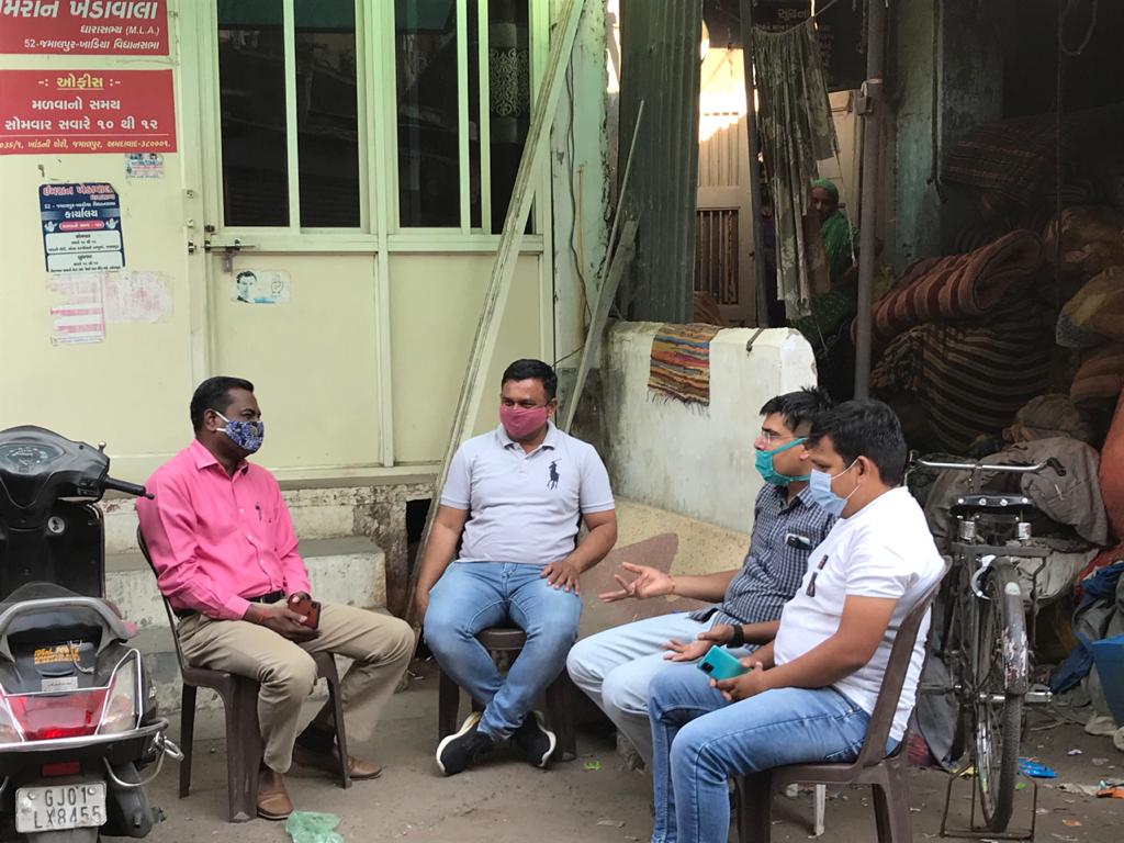 dave_janak's tweet photo. #भारतबंद के समर्थन मैं विरोध करे उससे पहले ही @INCGujarat के नेताओ को @GujaratPolice ने या तो घरो मैं नजरबंद किया है या हिरासत मैं लिया है। https://t.co/8eSMUYNQ5D