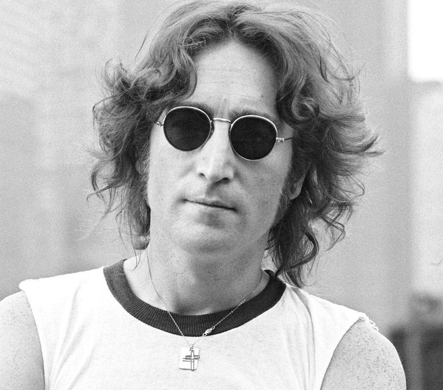 Peine01's tweet image. «A dream you dream alone is only a dream. A dream you dream together is reality.»
Guten Morgen mit John Lennon, der heute vor 40 Jahren vor seinem Wohnhaus in New York erschossen wurde. 
Guten Morgen 
( 9. Oktober 1940 - 8. Dezember 1980)