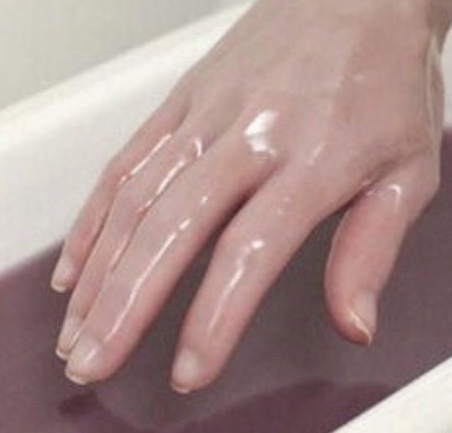 Are your hands sore, dry & cracked from over exposure to hand sanitiser? If the answer is YES time to get booked in for a paraffin wax treatment. Only £8 for lovely soft hands 🙌 #localbusiness #weymouth #dorset #nicehands #treatyourself