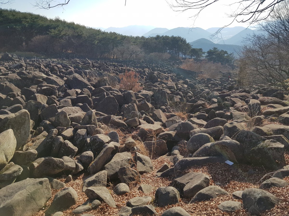 sys701202's tweet image. 밀양 만어사인데 물고기 만마리가 하늘로 가다가 돌이 되었대요