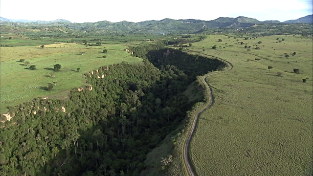 brianmixologist's tweet photo. You must have heard of the Escarpments of the great East African Rift valley that happened 25 million years ago . yes, this is in uganda  in kyambura Rubirizi district in Q.Elizabeth N.P. It has been kept intact to now 
#IwillVoteMuseveni https://t.co/w4NNBTeD6g