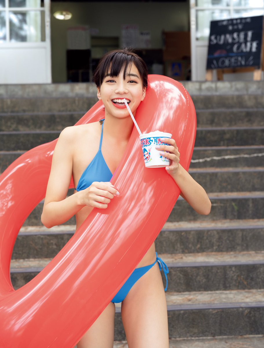 本日発売の #週刊FLASH では #坂ノ上茜 さんの1st写真集『あかねいろ