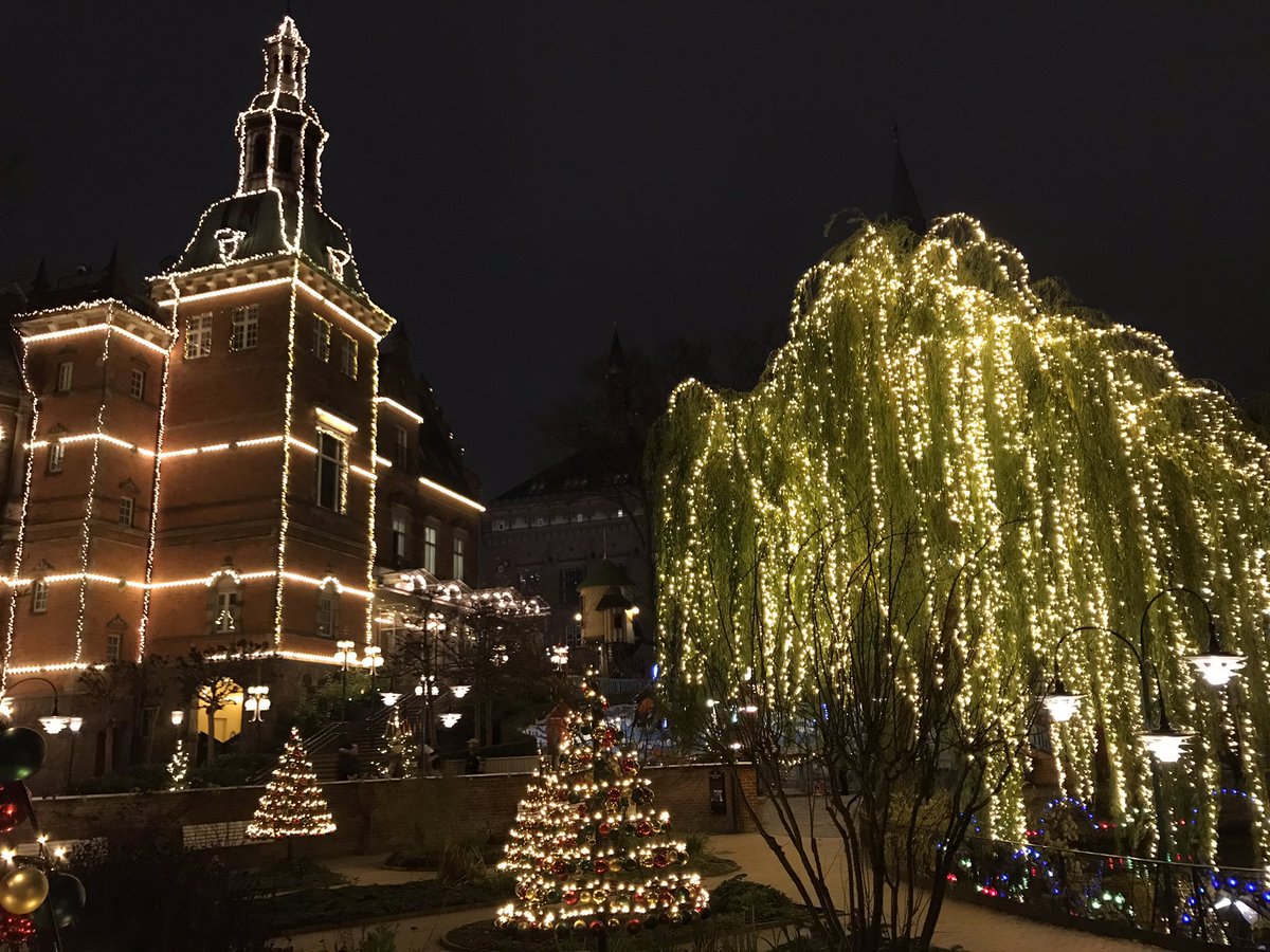 HammerTina's tweet photo. Hvis @Tivoli lukker i morgen, så nåede jeg lige den smukke julehave i aftes. Her var ikke mange gæster, men hyggen var der og personalet var imødekommende som altid. #coronavirus #tivoli #julitivoli https://t.co/19fguOjNbt