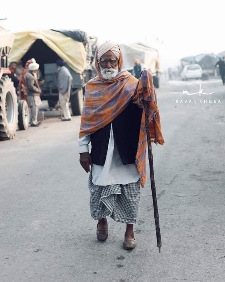 ਖੂਨ ਪਿੰਡੇ ਵਿੱਚ ਉਬਲੇ, ਤੇ ਦੇਗੇਆਂ ਚ ਸਾਗ ਨੀ
ਕੱਡਕੇ ਮੁੜਾਂਗੇ ਸਦੀਆਂ ਦੀ ਲਾਗ ਡਾਟ ਨੀ
ਬੋਲੇ ਸੋ ਨਿਹਾਲ ਹੋਈ ਜਾਂਦੀ ਹਰ ਨਾਕੇ ਤੇ
ਤੀਜੇ ਲੋਅ ਵਿਚ ਤੁਰੇ ਔਂਦੇ ਬਾਬੇ ਵਾਕੇ ਤੇ
#आज_भारत_बंद_है
