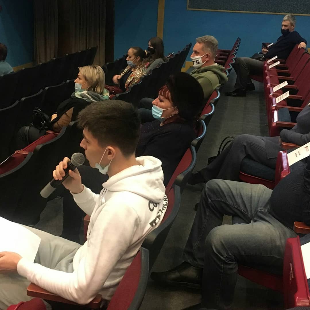 В субботу в ДК «Тольяттиазот» состоялась  встреча жителей Комсомольского района Тольятти с Главой города. Состояние теплосетей и развитие схемы теплоснабжения района и города, волнует сейчас многих горожан!
Модератором встречи выступил депутат Самарской Губернской Думы Дуцев В.И