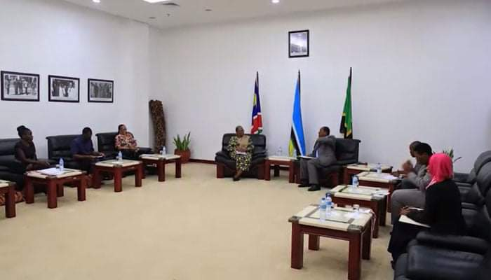 MsumariR's tweet photo. Tanzania imekubaliana na Namibia kuimarisha sekta za uvuvi na mifugo.
Makubaliano hayo yamefanyika Dar es Salaam ambapo Waziri wa Mambo ya Nje  Prof. Palamagamba Kabudi, amekubaliana na Naibu Waziri Mkuu wa Namibia ambaye pia ni Waziri wa Mambo ya Nje  Netumbo Ndaitwah https://t.co/CfBsua0xLO