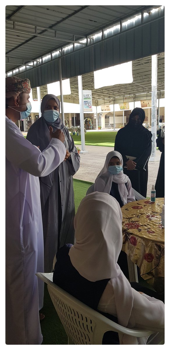 edugovnbt2219's tweet photo. #فعاليات_تعليمية_شمال_الباطنة 
#مدارسنا_بأعيننا 
ضمن برنامج الصحة الوقائية تنفذ دائرة البرامج التعليميةوبالتعاون مع شركةأوكيو حملة توزيع المعقات لطالبات،بحضورالأستاذ عيسى الشامسي المدير المساعد لدائرة البرامج التعليميةوأخصائيات التغذية وأشادت مديرة المدرسةبالمبادرة الطيبة لهم.🤗 https://t.co/yC4tLS8A0O